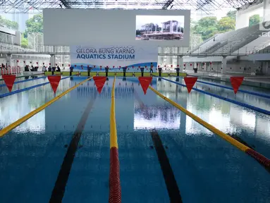 Tampilan kolam renang Gelora Bung Karno pasca dilakukan renovasi, Jakarta, Jumat (10/11). Renovasi fisik Stadion Aquatik Gelora Bung Karno dinyatakan selesai dan siap digunakan untuk penyelenggaraan Asian Games 2018. (Liputan6.com/Helmi Fithriansyah)