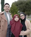 Lewat unggahan Instagram yang diunggah sang ayah dan ibu sambungnya, Sienna tampak semakin konsisten berhijab. [Foto: IG/benkasyafani/nesyanabila].