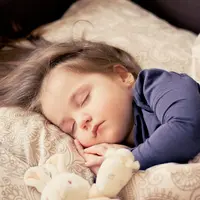 Momen bercerita sebelum tidur menciptakan rasa nyaman, membuat anak merasa dicintai, diperhatikan, dan terlindungi. Hal ini memperkuat ikatan emosional antara anak dan orang tua. (Foto: ddimitrova/Pixabay)