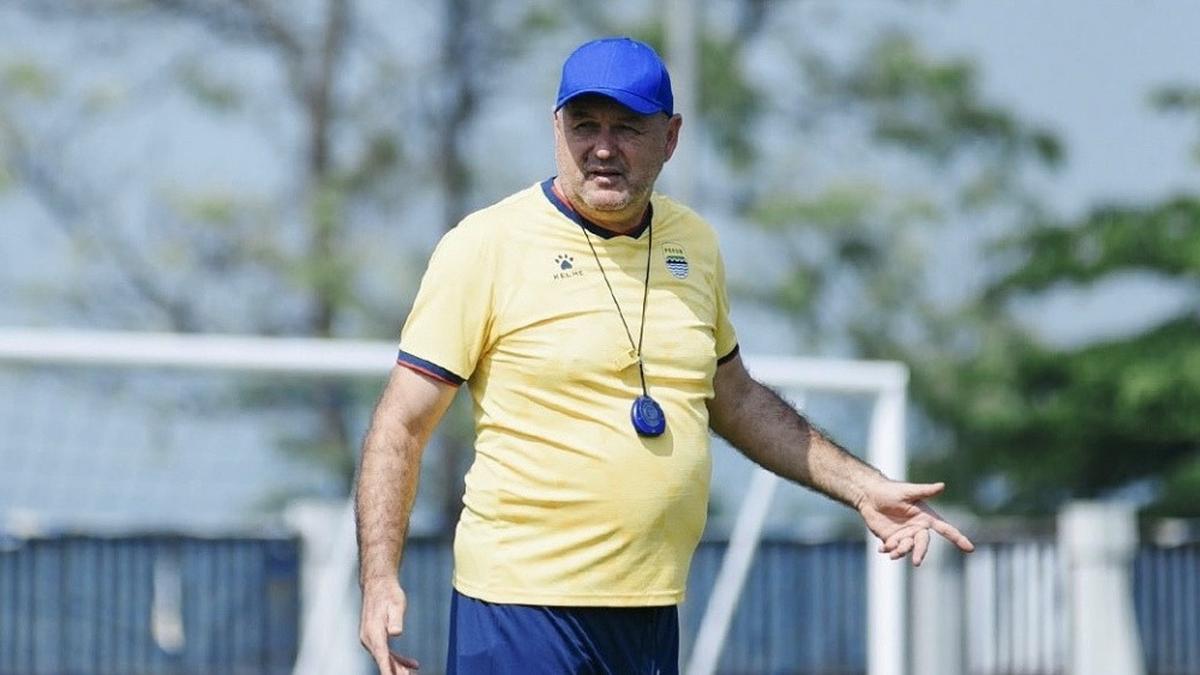 BRI Super League: Bojan Hodak Tegaskan Tak Ada Pemain Bintang di Persib, Semua Harus Kerja Keras!