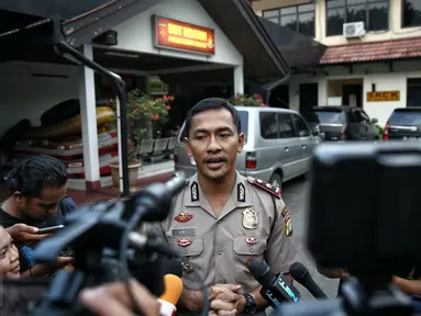 Kapolsek Kompol Ari Cahya Nugraha memberikan keterangan pers di Polsek Kelapa Gading, Jakarta, Kamis (18/2). Polisi akhirnya menetapkan Saipul Jamil sebagai tersangka terkait kasus pencabulan terhadap seorang remaja pria. (Liputan6.com/Faizal Fanani)