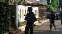 Anggota Brimob Polri masuk menuju area kediaman dinas Ferdy Sambo jelang rekonstruksi pembunuhan Brigadir J, Selasa (30/8/2022). (Liputan6.com/ Nanda Perdana Putra)