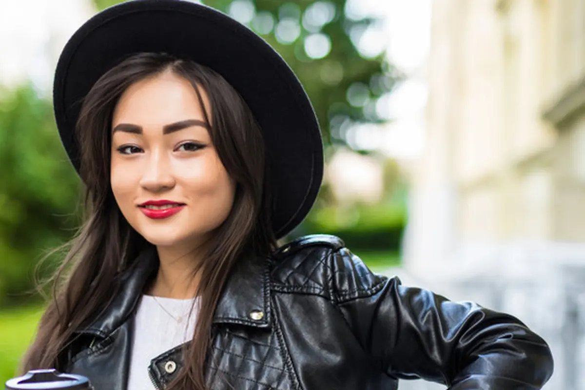 perempuan bahagia stylish modis cantik mandiri