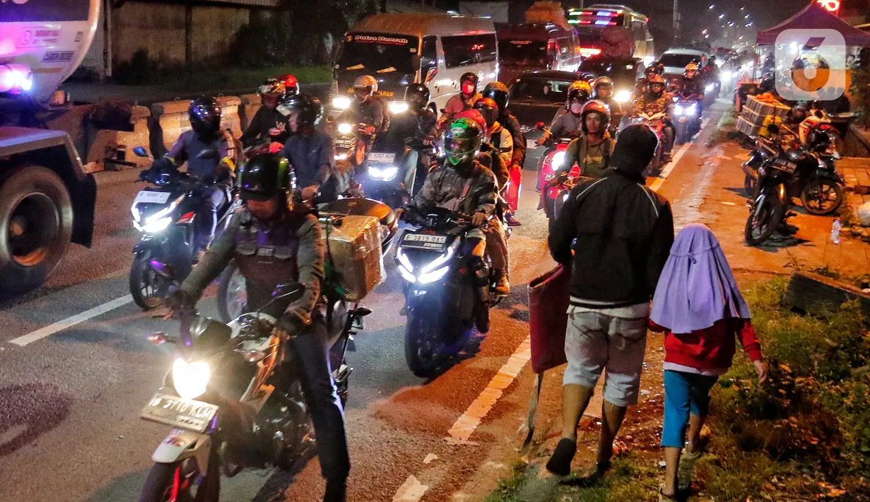 Jalur pantura mulai di serbu pemudik motor yang akan menuju kampung halaman. (Liputan6.com/Angga Yuniar)