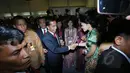  Presiden Joko Widodo (tengah) meninjau Media Center Asian Africa Summit 2015 di Jakarta Convention Center , Rabu (22/4/2015). Seusai meninjau, Jokowi memberikan keterangan pers seputar pelaksanaan hari pertama KAA 2015. (Liputan6.com/Herman Zakharia)