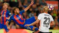 Gelandang Barcelona Rafinha melepaskan tembakan akrobatik saat menghadapi Valencia dalam lanjutan La Liga di Camp Nou, Minggu (19/3/2017). (AFP/Lluis Gene)