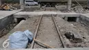 Kondisi rel kereta utama pelabuhan menuju bongkar muat tertutup beton di Pelabuhan Tanjung Priok, Jakarta, Jumat (11/9/2015). Penutupan jalur kereta membuat tidak efisiensi waktu bongkar pasang serta menambah kemacetan. (Liputan6.com/Gempur M Surya)