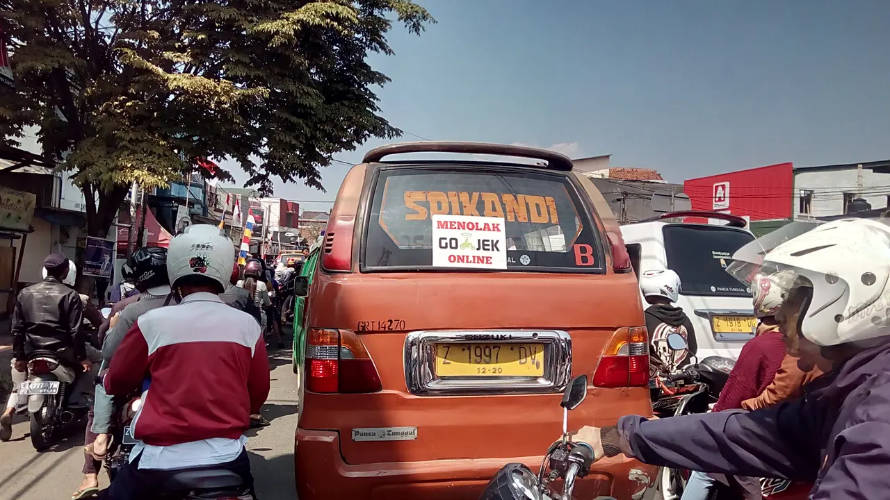 Perlawanan Halus Sopir Angkot Garut pada Ojek Online