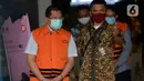 Mantan Direktur Niaga PT Dirgantara Indonesia (PTDI) Irzal Rinaldi Zailani  (kiri) meninggalkan Gedung KPK usai ditetapkan sebagai tersangka di Jakarta, Jumat (12/6/2020). Irzal ditahan dalam kasus dugaan korupsi kegiatan penjualan dan pemasaran pesawat PTDI tahun 2007-2017 (merdeka.com/Imam Buhori)