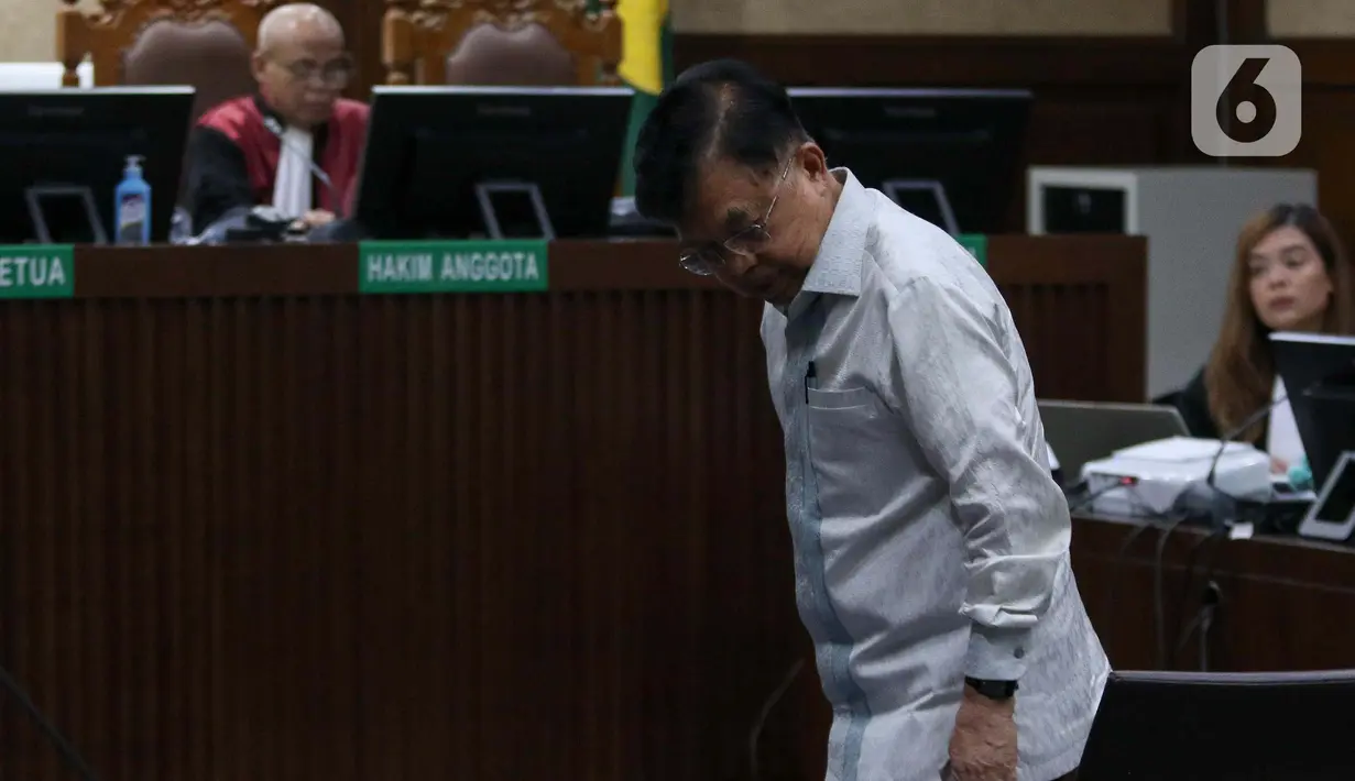 Jusuf Kalla dihadirkan sebagai saksi a de charge atau saksi yang meringankan pada sidang kasus dugaan korupsi dengan terdakwa Karen Agustiawan. (Liputan6.com/Herman Zakharia)