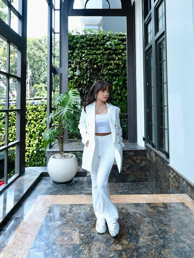 Adu Pesona Lady Boss dari Aaliyah Massaid dan Fuji Utami dengan Blazer Putih