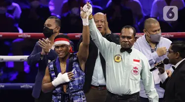 Petinju Indonesia Ongen Saknosiwi (kiri) saat dinyatakan menang atas Jirawat Thammachot (Thailand) pada duel kelas bulu bertajuk MPRO Evolution Fight Series 2022 di Balai Sarbini, Jakarta, Jumat (1/7/2022). Ongen Saknosiwi hanya butuh dua ronde untuk meraih kemenangan knockout (KO) atas petinju Thailand Jirawat Thammachot. (Liputan6.com/Helmi Fithriansyah)