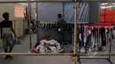 Para pedagang mulai memindahkan barang dagangannya di Tempat Penampungan Sementara (TPS) Pasar Senen Blok III, Jakarta, Sabtu (7/2/2015). (Liputan6.com/Johan Tallo)