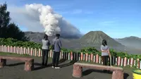 Gunung Bromo di Kabupaten Probolinggo, kembali melontarkan abu vulkanik (Liputan6.com/Dian Kurniawan)