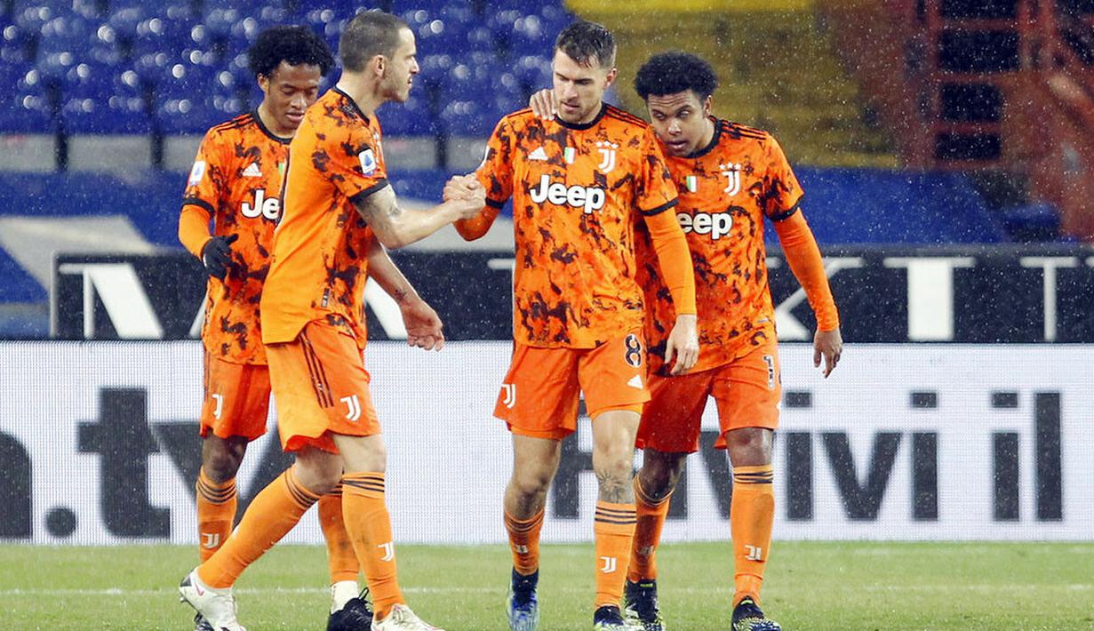 Para pemain Juventus merayakan gol yang dicetak oleh Aaron Ramsey ke gawang Sampdoria pada laga Liga Italia di Stadion Luigi Ferraris, Sabtu (30/1/2021). Juventus menang dengan skor 2-0. (Tano Pecoraro/LaPresse via AP)