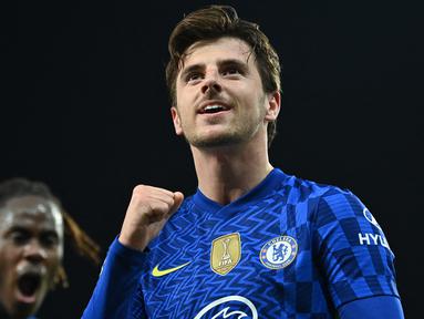 Sepanjang sejarah Liga Inggris, tercatat hanya ada 6 perpindahan pemain dari Chelsea ke Manchester United. Bahkan di era Premier League yang dimulai sejak musim 1992/1993 tercatat baru ada 3 pemain Chelsea yang akhirnya resmi berganti baju Manchester United. Mason Mount menjadi pemain terbaru dalam proses transfer antara kedua tim pada bursa transfer musim 2023/2024. Berikut daftar lengkap keenam pemain yang hijrah dari Chelsea menuju Manchester United sepanjang sejarah menurut situs transfermarkt. (AFP/Glyn Kirk)