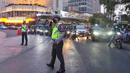 Petugas kepolisian melakukan giat buka tutup arus lalu lintas di kawasan Bundaran Hotel Indonesia, Jakarta, Senin (4/9/2023). (Liputan6.com/Angga Yuniar)