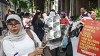Seorang perempuan memukul peralatan dapur saat melakukan protes menuntut pemerintah meninjau kembali program Makan Bergizi Gratis (MBG), menurunkan harga Bahan Bakar Minyak (BBM), dan membuka lebih banyak lapangan kerja bagi perempuan, di Jakarta, Kamis 18 Juni 2026. (BAY ISMOYO/AFP)