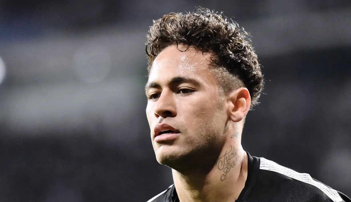 8. Neymar JR - Sadar lahir di negara miskin, bomber PSG tersebut mendirikan Instituto Projeto Neymar Jr yang didirikan pada 2014. Yayasan tersebut membantu anak-anak Brazil yang tidak mampu. (AFP/Christophe Simon)