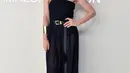 Amanda Seyfried berpose saat menghadiri CFDA Fashion Awards di Cipriani South Street di New York pada Senin, 7 November 2022. Aktris peraih nominasi Oscar itu mengenakan bodysuit hitam satu bahu dengan gaun hitam tipis yang diikat dengan sabuk hitam dengan gesper emas. (AFP/Andrea Renault)