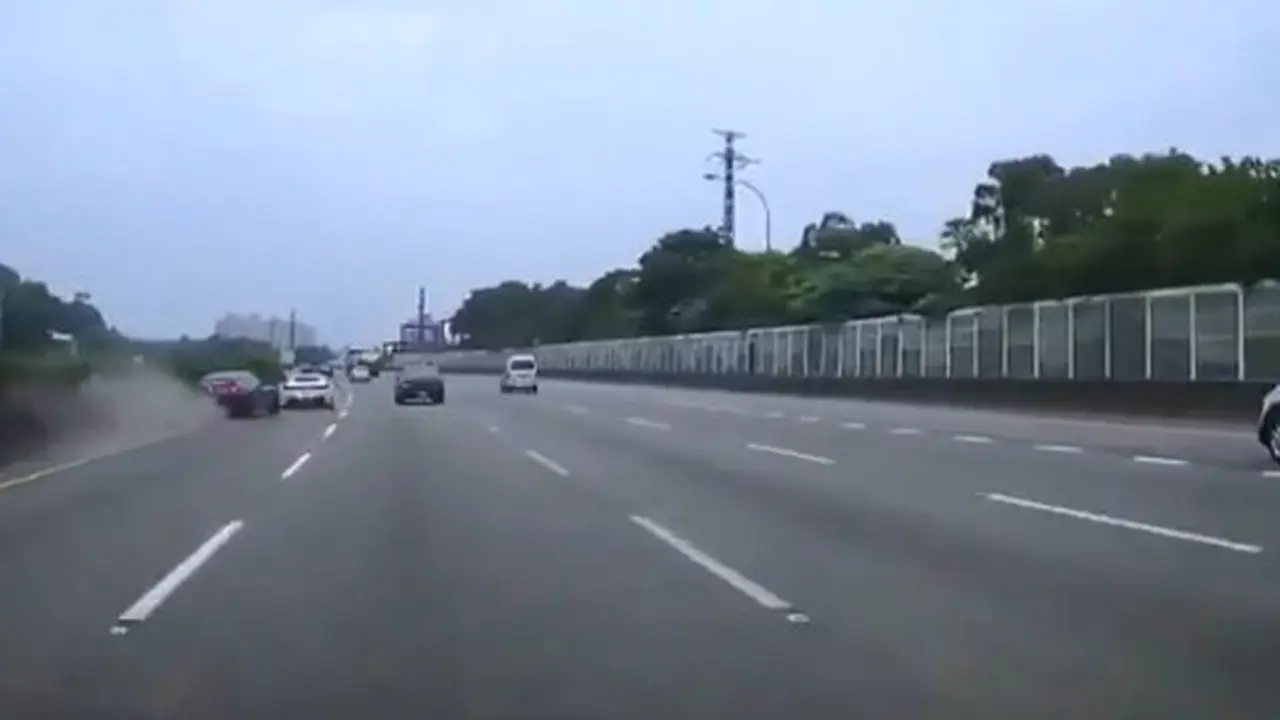  Ferrari Ugal-ugalan di Tol, Dua Mobil Jadi Tumbal