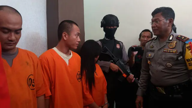 Perempuan Muda Penjual Pil Koplo