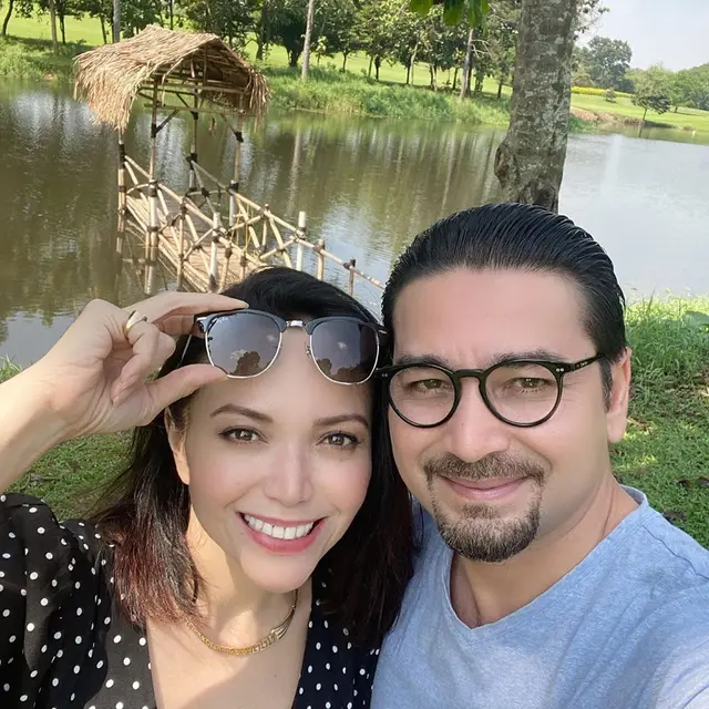 Jarang Tersorot, Ini 6 Potret Kebersamaan Umar Lubis dan Istri