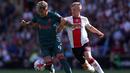 Striker Liverpool, Roberto Firmino (kiri) menguasai bola dibayangi gelandang Southampton, James Ward-Prowse pada laga pekan terakhir Liga Inggris 2022/2023 di St Mary's Stadium, Southampton, Minggu (28/5/2023) malam WIB. (AFP/Adrian Dennis)
