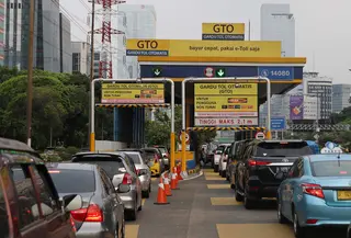 Kepadatan lalu lintas saat penerapan dengan kartu e-Toll di gerbang tol Semanggi 2, Jakarta, Selasa (31/10). Mulai hari ini, pembayaran di jalan tol Indonesia dilakukan sepenuhnya secara nontunai menggunakan uang elektronik. (Liputan6.com/Angga Yuniar)