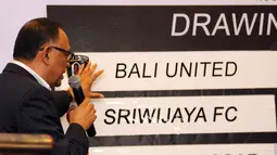 CEO Mahaka, Hasani Abdulgani menunjukan hasil Drawing 8 Besar Turnamen Piala Presiden 2015 di Jakarta, Jumat (11/9/2015). Babak 8 Besar Piala Presiden 2015 akan berlangsung pada 19 dan 26 September. (Liputan6.com/Helmi Fithriansyah)