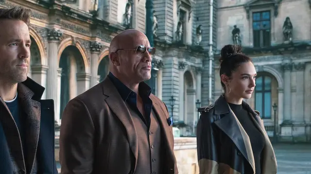 Ryan Reynolds, Gal Gadot, Dwayne Johnson, dalam Red Notice. (Netflix)