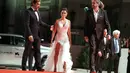 Penelope Cruz saat tiba menghadiri pemutaran perdana film "Loving Pablo" di Festival Film Venice ke-74 di Venezia, Italia, (6/9). Penelope Cruz tampil anggun dan seksi mengenakan gaun putih. (AP Photo / Domenico Stinellis)