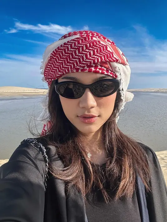 Melansir dari situs resmi Prada, kacamata bernama Symbole Sunglasses ditaksir seharga $520 atau sekitar Rp8,2 jutaan. [@azizahsalsha_]