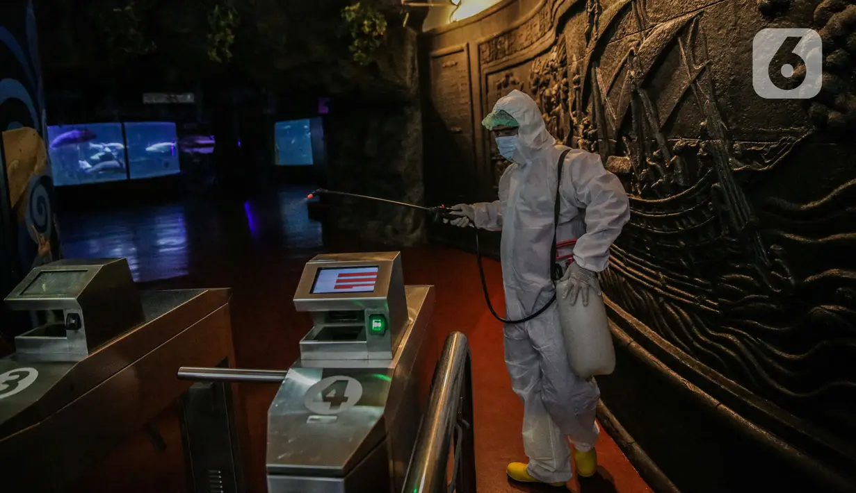 Petugas menyemprotkan disinfektan area Sea World, Ancol, Jakarta, Sabtu (14/3/2020). Taman Impian Jaya Ancol ditutup sementara. Hal ini sesuai Instruksi Gubernur DKI Jakarta Nomor 16 Tahun 2020 Tentang Peningkatan Kewaspadaan Terhadap Risiko Penularan COVID-19. (Liputan6.com/Faizal Fanani)