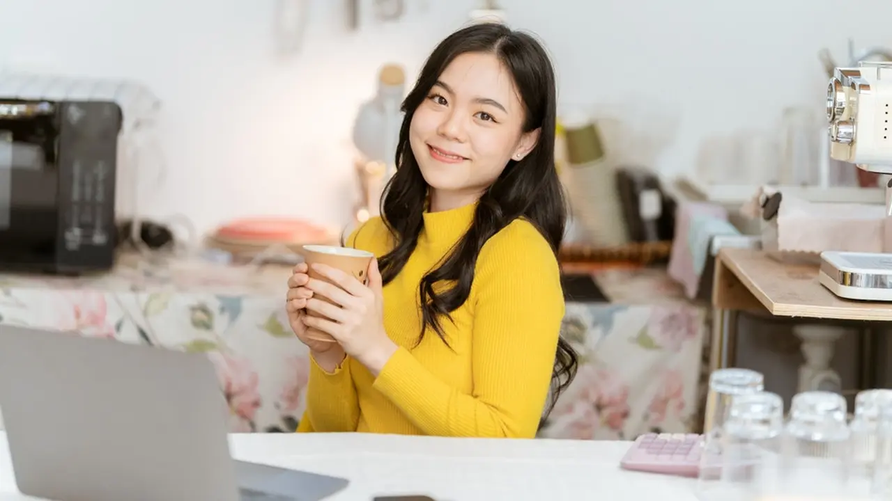 perempuan baju kuning kalem baik