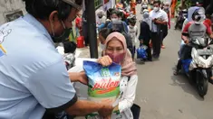 Warga saat Program Pangan Bersubsidi Februari 2022 di RPTRA Bahari, Cilandak, Jakarta selatan, Rabu (9/2/20222). Program Pangan Murah Bersubsidi ini menyediakan bahan pangan berupa beras dengan kualitas premium, telur, ikan kembung dan susu UHT dalam kemasan karton. (merdeka.com/Arie Basuki)
