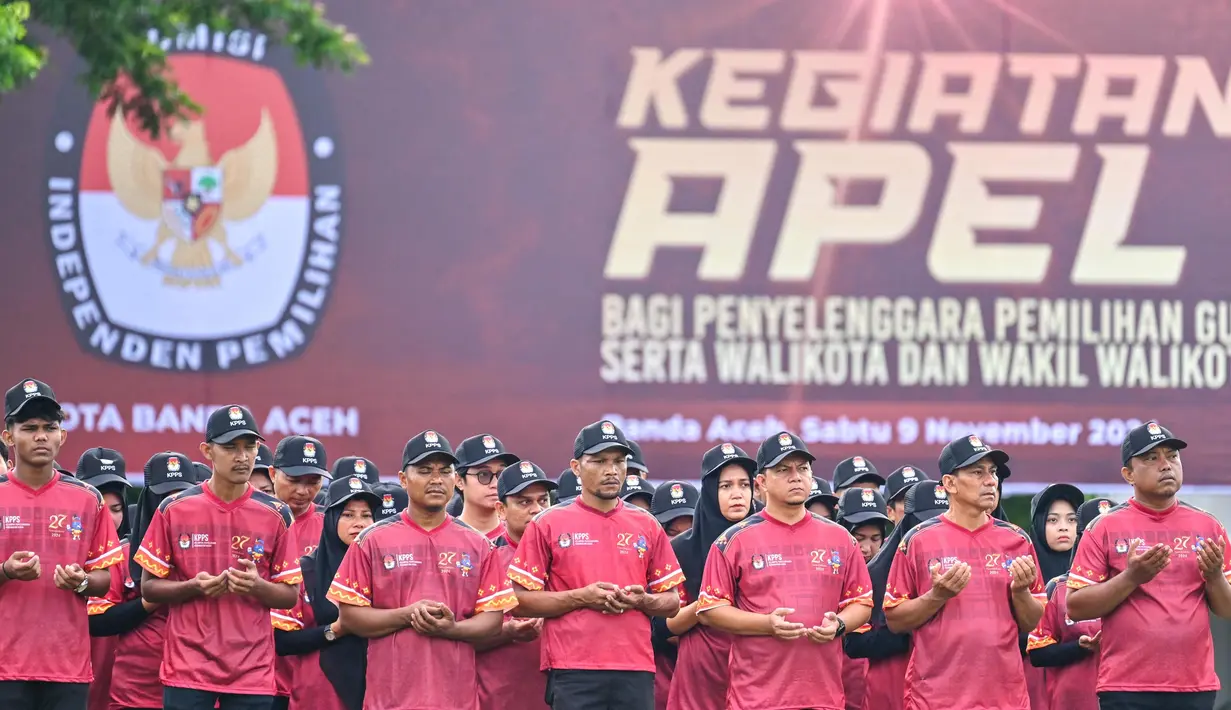 Apel diikuti 2.660 petugas yang terdiri dari Panitia Pemilihan Kecamatan (PPK), Panitia Pemungutan Suara (PPS) dan Kelompok Penyelenggara Pemungutan Suara (KPPS). (CHAIDEER MAHYUDDIN/AFP)