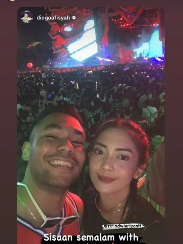 Pesona Ririn Dwi Ariyanti saat menikmati pertunjukkan musik DWP 2022. (Foto: Instagram/ririndwiariyanti)