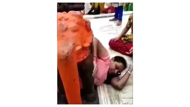 Berfoto di Bawah Patung, Wanita Ini Justru Alami Tak Hal Terduga