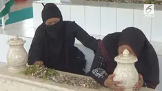 Megalia dan ketiga anaknya terpaksa tinggal di dekat makan Almarhum suami karena sengketa rumah. Sang suami, Almarhum Habib Abdullah menjadi tergugat kasus eksekusi rumah.