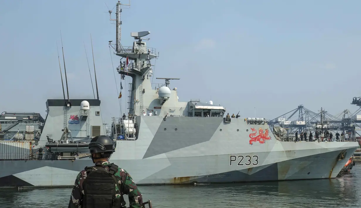Personel Korps Marinir Indonesia menyambut kedatangan Kapal Perang Kerajaan Inggris His Majesty’s Ship (HMS) Tamar di Pelabuhan Tanjung Priok, Jakarta pada Rabu 17 Juni 2026. (BAY ISMOYO/AFP)