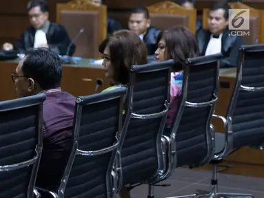 Tersangka suap DPRD Sumut, Rijal Sirait, Fadly Nurzal, Rooslynda Marpaung dan Rinawati Sianturi (kiri ke kanan) mengikuti sidang perdana di Pengadilan Tipikor, Jakarta, Rabu (21/11). Sidang mendengar pembacaan dakwaan. (Liputan6.com/Helmi Fithriansyah)