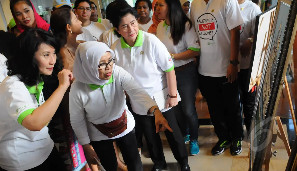 Istri Wakil Presiden Jusuf Kalla (tengah) saat melihat lukisan di acara fun walk 2015, Jakarta, Minggu (29/3/2015). acara ini dalam rangka memperingati hari autisme sedunia yang jatuh tanggal 2 april setiap tahunnya. (Liputan6.com/Herman Zakharia)
