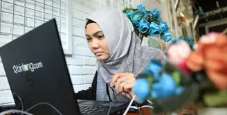 Di tengah kesibukannya, Rina Nose melayani para penggemarnya. Sejam presenter itu melayani penggemar. Ia mengaku banyak keseruan berinteraksi langsung dengan penggemarnya. (Adrian Putra/Bintang.com)