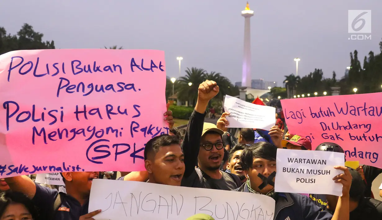 Wartawan dari berbagai media dalam Wartawan Hitam Jakarta menggelar unjuk rasa di depan Istana Merdeka, Jakarta, Kamis (26/9/2019). Mereka meminta Kapolri untuk memeriksa dan mengadili oknum Polisi yang telah melakukan pemukulan dan perampasan alat kerja wartawan. (Liputan6.com/Angga Yuniar)