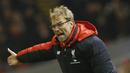Pelatih Liverpool, Juergen Klopp, memberikan arahan kepada anak asuhnya saat melawan West Bromwich pada laga Liga Premier Inggris di Stadion Anfield, Inggris, Minggu (13/12/2015). (Reuters/Carl Recine)