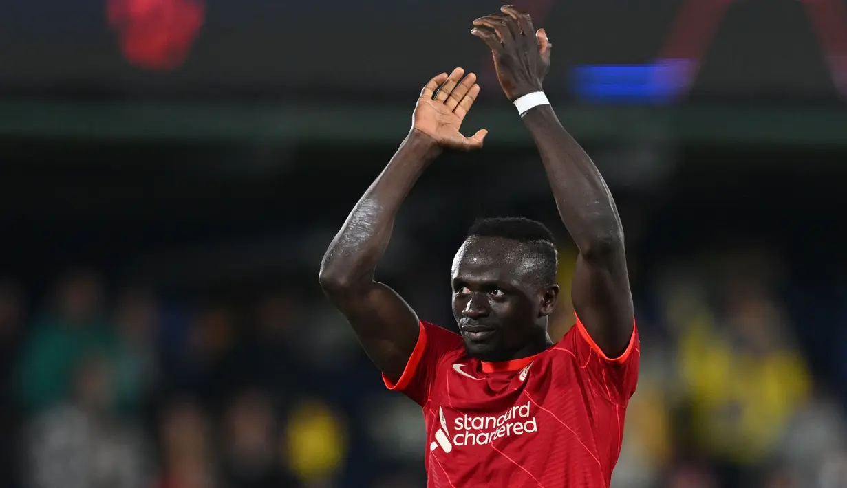 Setelah sukses membela Liverpool, Sadio Mane memutuskan untuk hengkang pada musim panas 2022/2023 ke Bayern Munchen. Penyerang 30 tahun tersebut diboyong oleh sang juara Bundesliga dengan harga 32 juta euro. Rencananya, Sadio Mane bakal diumumkan secara resmi sebagai pemain Bayern Munchen pada Rabu (22/6) waktu setempat di Allianz Arena. (AFP/Paul Ellis)