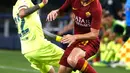 Gelandang AS Roma, Alessandro Florenzi berusaha melewati gelandang Barcelona Aleix Vidal saat bertanding pada ICC 2018 di AT & T Stadium di Arlington, Texas (31/7). Roma menang telak 4-2 atas Barcelona. (AP Photo/Michael Ainsworth)