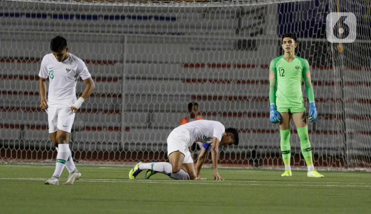 Para pemain Timnas Indonesia U-22 tampak kecewa usai dikalahkan Vietnam U-22 pada laga SEA Games 2019 di Stadion Rizal Memorial, Manila, Filipina, Minggu (1/12/2019). Indonesia kalah 1-2 dari Vietnam. (Bola.com/M Iqbal Ichsan)