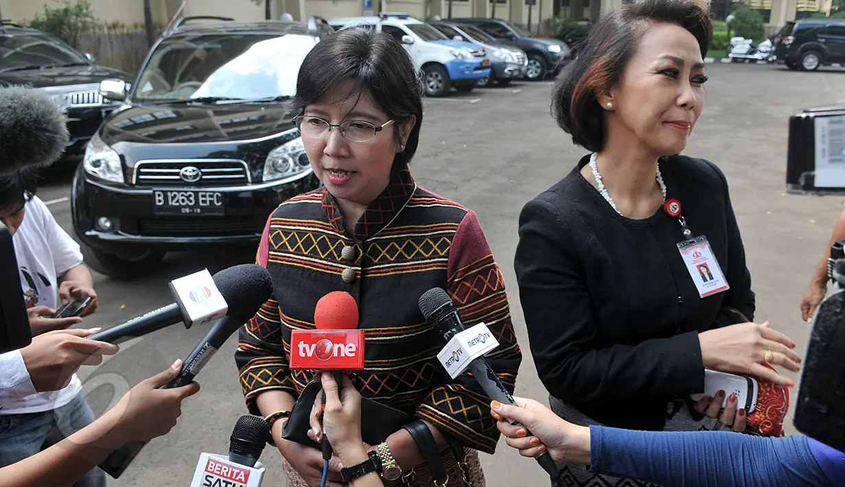 Ketua Pansel Pimpinan KPK Destry Damayanti (kiri) saat memberikan keterangan kepada awak media, usai melakukan pertemuan tertutup dengan Kapolri Jenderal Pol Badrodin Haiti di Mabes Polri, Jakarta, Senin (8/6/2015). (Liputan6.com/Johan Tallo)